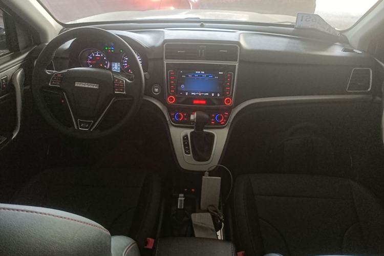 Used Haval M6 2019 1.5T DCT Two-Wheel Drive Elite Version China VI Standard Center Console