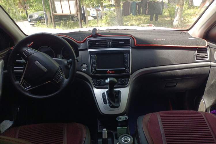 Used Haval M6 2019 1.5T DCT Two-Wheel Drive Urban Version China VI Standard Center Console