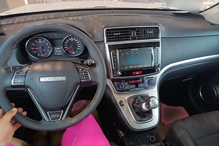 Used Haval M6 2019 1.5T Manual Two-Wheel Drive Elite Version China VI Standard Center Console