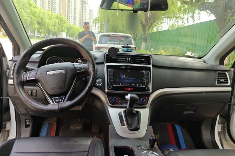 Used Haval M6 2019 1.5T DCT Two-Wheel Drive Elite Version China VI Standard Center Console