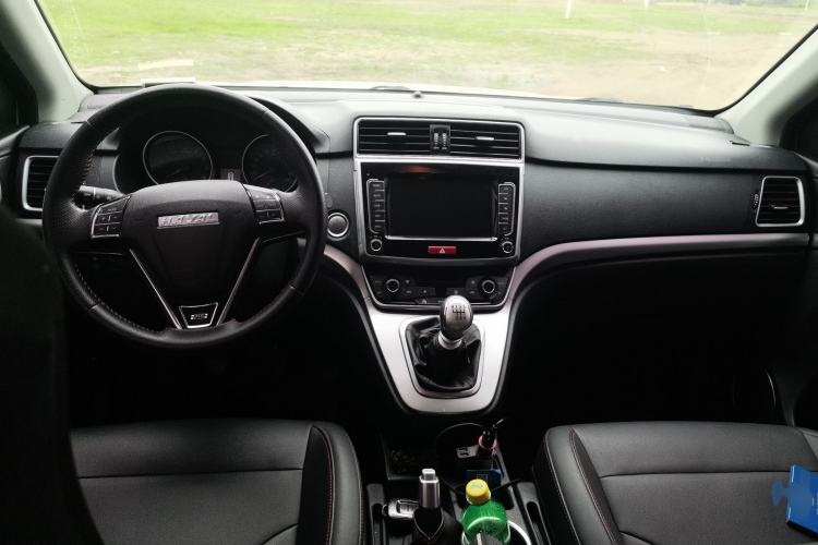 Used Haval M6 2019 1.5T Manual Two-Wheel Drive Elite Version China VI Standard Center Console