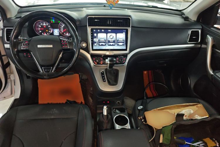 Used Haval M6 2019 1.5T DCT Two-Wheel Drive Elite Version China VI Standard Center Console