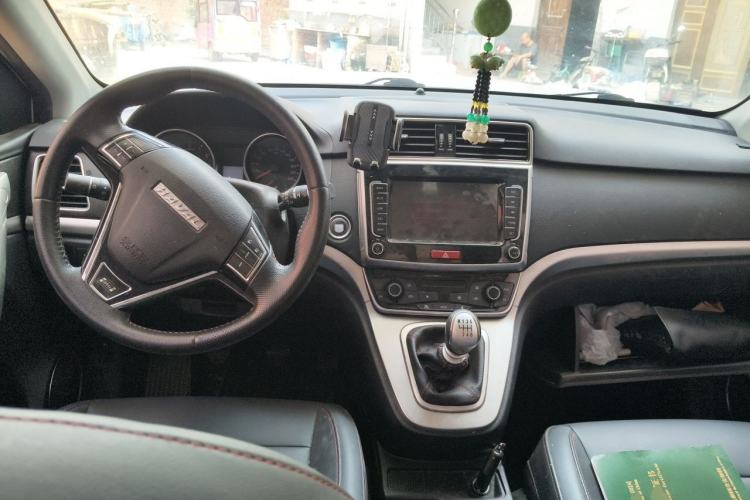 Used Haval M6 2019 1.5T Manual Two-Wheel Drive Elite Version China VI Standard Center Console
