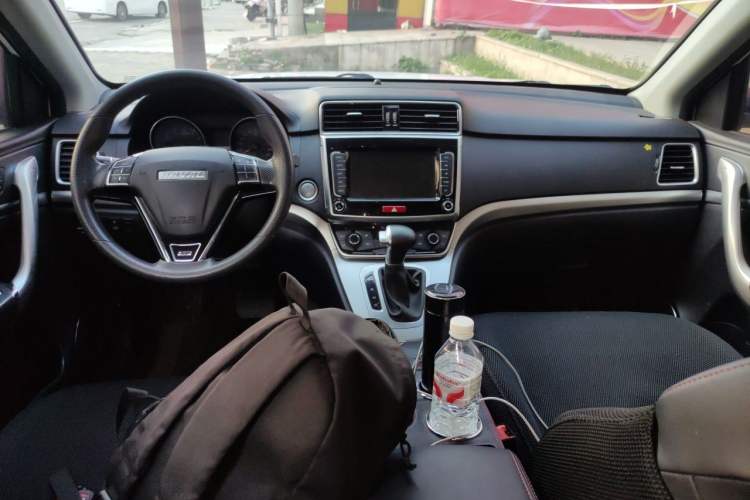 Used Haval M6 2019 1.5T DCT Two-Wheel Drive Elite Version China VI Standard Center Console