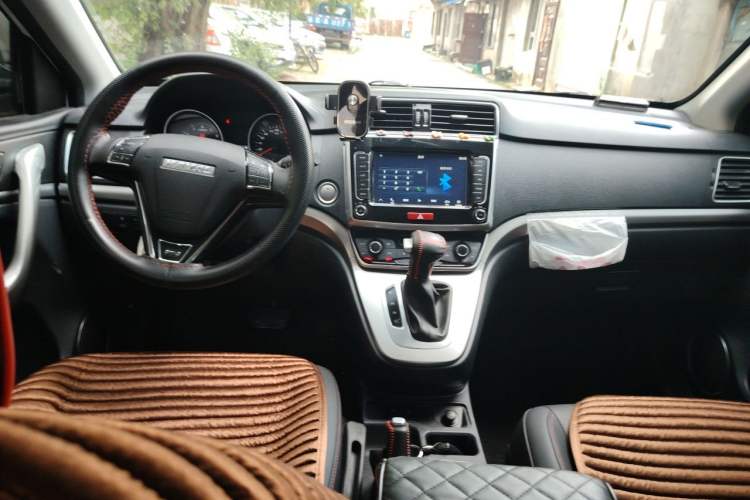 Used Haval M6 2019 1.5T DCT Two-Wheel Drive Elite Version China VI Standard Center Console