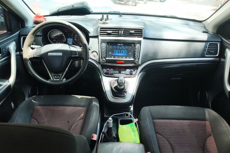 Used Haval M6 2019 1.5T Manual Two-Wheel Drive Urban Version China VI Standard Center Console
