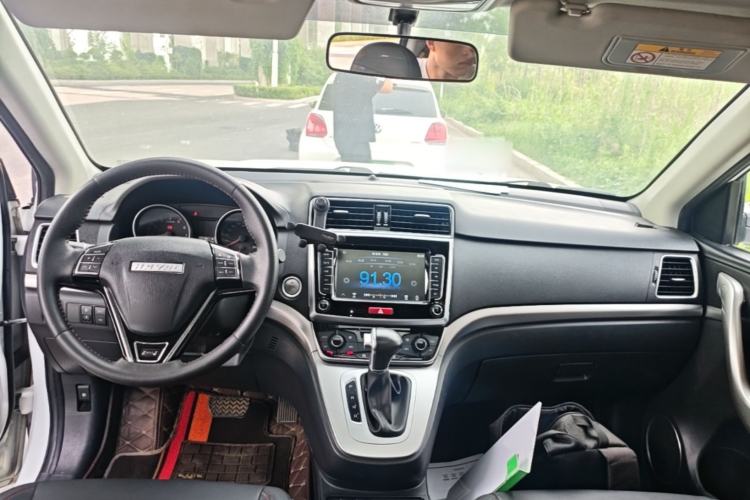 Used Haval M6 2019 1.5T DCT Two-Wheel Drive Elite Version China VI Standard Center Console