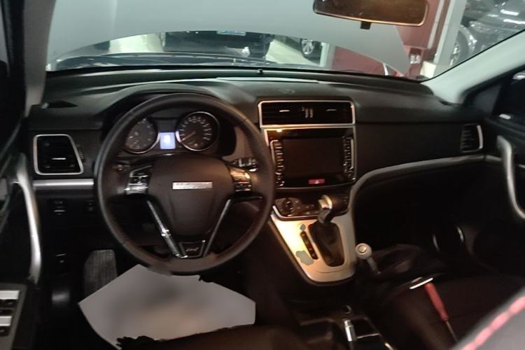 Used Haval M6 2019 1.5T DCT Two-Wheel Drive Elite Version China VI Standard Center Console