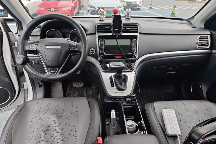 Used Haval M6 2019 1.5T DCT Two-Wheel Drive Elite Version China VI Standard Center Console