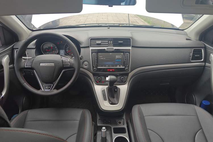 Used Haval M6 2019 1.5T DCT Two-Wheel Drive Elite Version China VI Standard Center Console