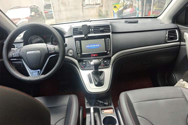 Used Haval M6 2019 1.5T DCT Two-Wheel Drive Elite Version China VI Standard Center Console