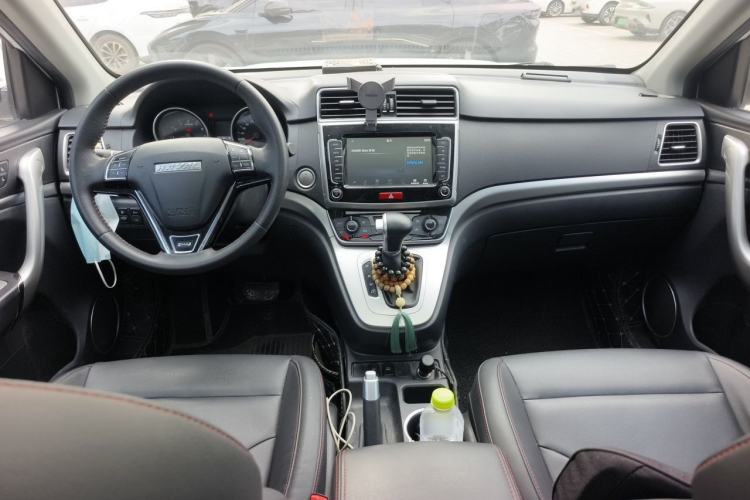 Used Haval M6 2019 1.5T DCT Two-Wheel Drive Elite Version China VI Standard Center Console