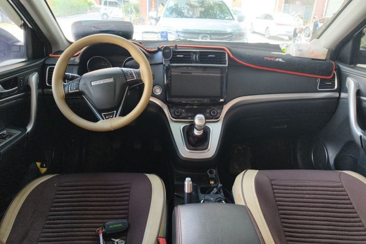 Used Haval M6 2019 1.5T Manual Two-Wheel Drive Elite Version China VI Standard Center Console