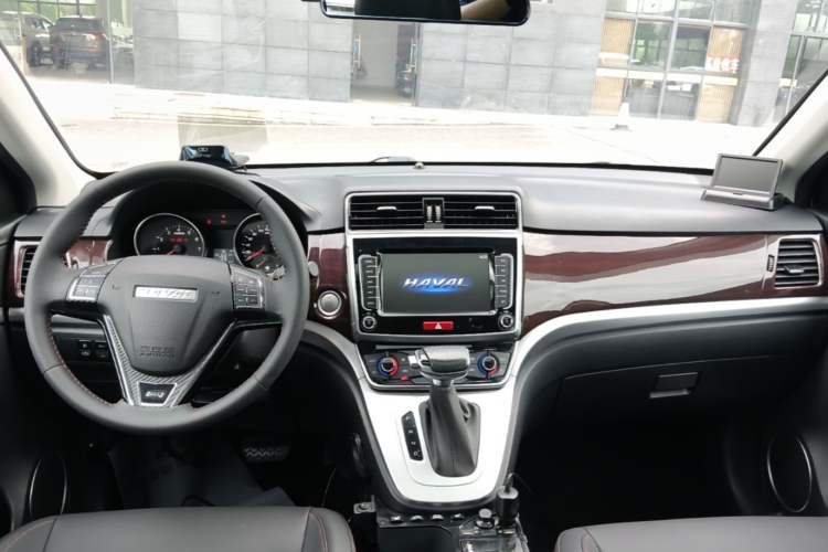 Used Haval M6 2019 1.5T DCT Two-Wheel Drive Elite Version China VI Standard Center Console