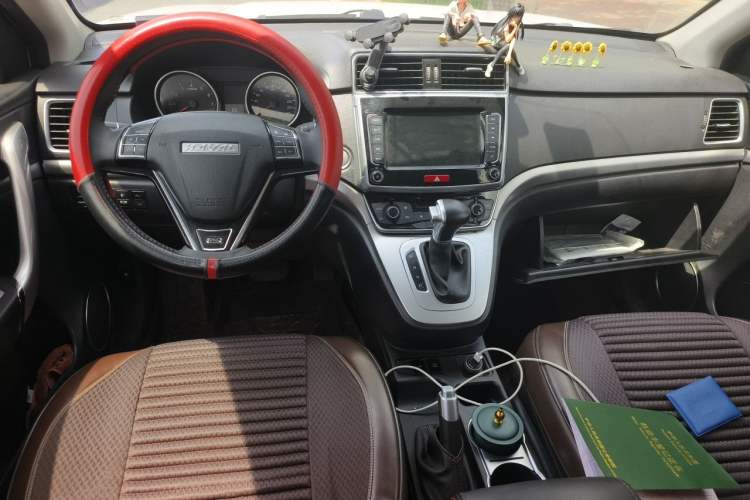 Used Haval M6 2019 1.5T DCT Two-Wheel Drive Elite Version China VI Standard Center Console