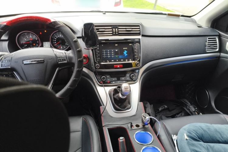 Used Haval M6 2019 1.5T Manual Two-Wheel Drive Elite Version China V Standard Center Console