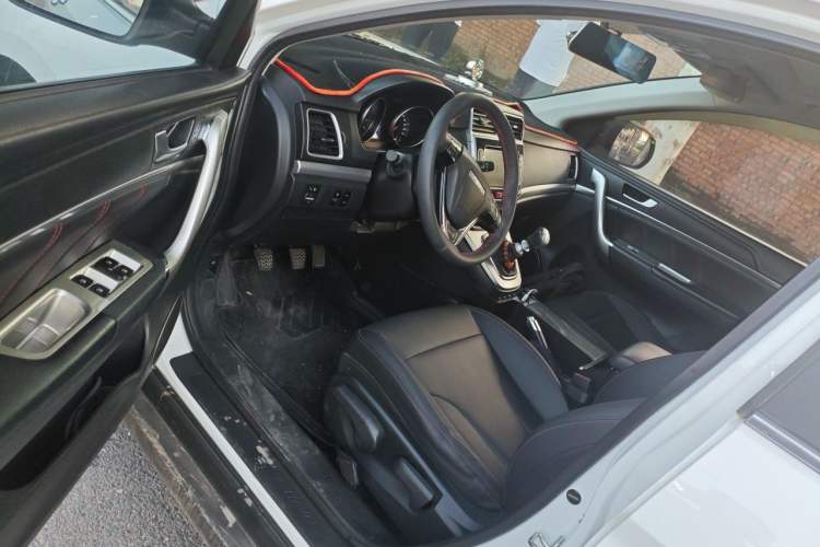 Used Haval M6 2019 1.5T Manual Two-Wheel Drive Elite Version China VI Standard Driver Seat