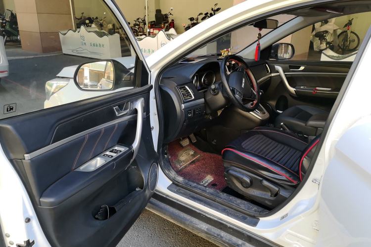 Used Haval M6 2019 1.5T DCT Two-Wheel Drive Elite Version China VI Standard Driver Seat