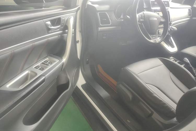 Used Haval M6 2019 1.5T DCT Two-Wheel Drive Elite Version China VI Standard Driver Seat