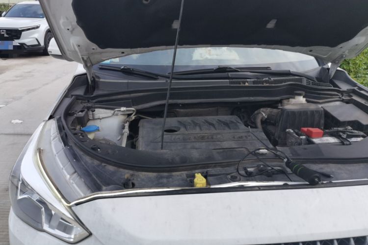 Used Haval M6 2019 1.5T DCT Two-Wheel Drive Elite Version China VI Standard Engine Bay Right