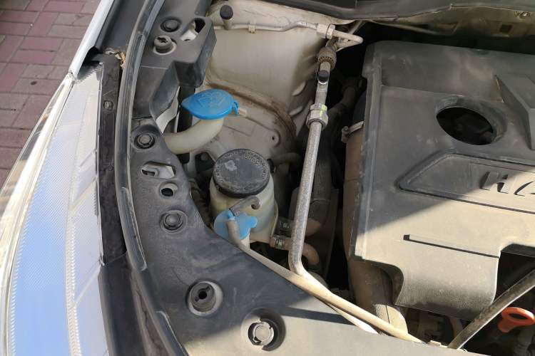 Used Haval M6 2019 1.5T DCT Two-Wheel Drive Elite Version China VI Standard Engine Bay Right