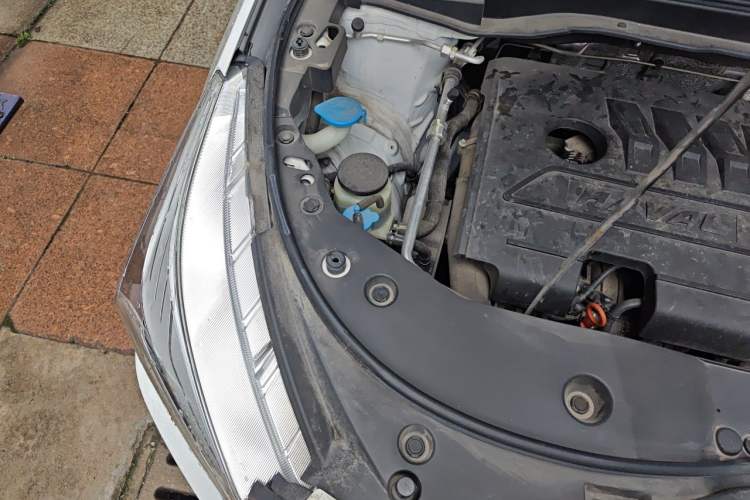 Used Haval M6 2019 1.5T DCT Two-Wheel Drive Elite Version China VI Standard Engine Bay Right