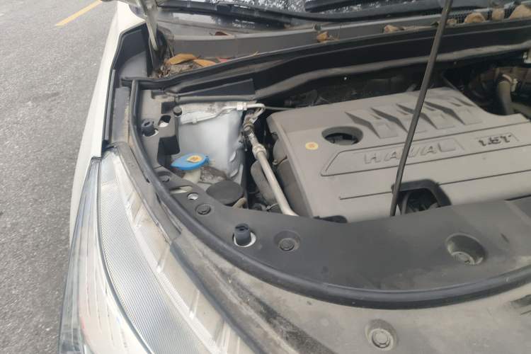 Used Haval M6 2019 1.5T DCT Two-Wheel Drive Elite Version China VI Standard Engine Bay Right