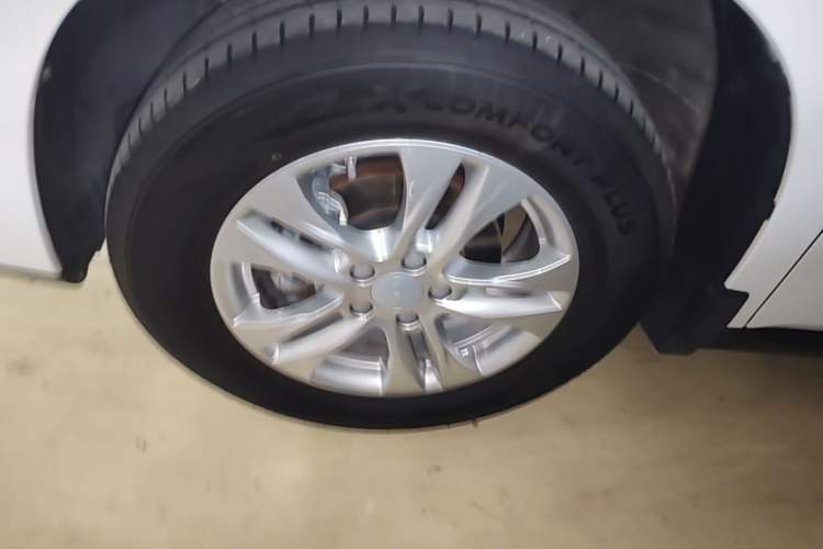 Used Haval M6 2019 1.5T DCT Two-Wheel Drive Elite Version China VI Standard Exterior 2