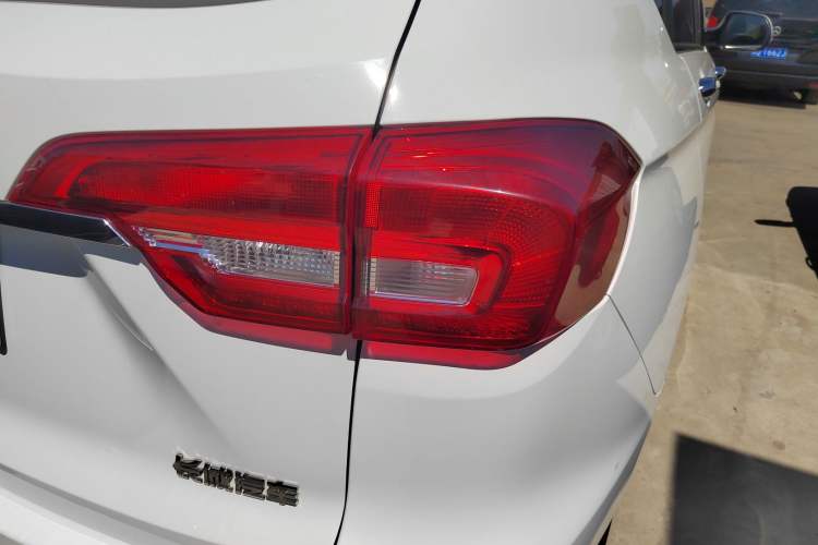 Used Haval M6 2019 1.5T DCT Two-Wheel Drive Elite Version China VI Standard Exterior 3