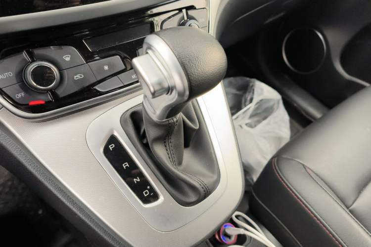 Used Haval M6 2019 1.5T DCT Two-Wheel Drive Elite Version China VI Standard Gear Lever