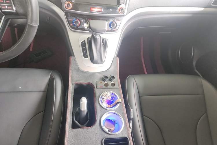 Used Haval M6 2019 1.5T DCT Two-Wheel Drive Elite Version China V Standard Gear Lever