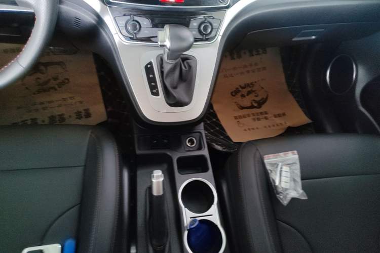Used Haval M6 2019 1.5T DCT Two-Wheel Drive Elite Version China VI Standard Gear Lever