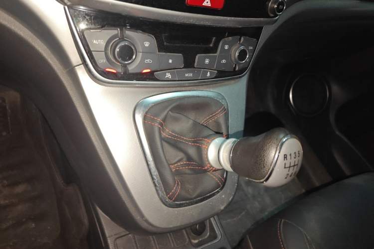 Used Haval M6 2019 1.5T Manual Two-Wheel Drive Elite Version China VI Standard Gear Lever