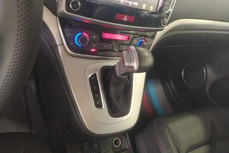 Used Haval M6 2019 1.5T DCT Two-Wheel Drive Value Edition China VI Standard Gear Lever