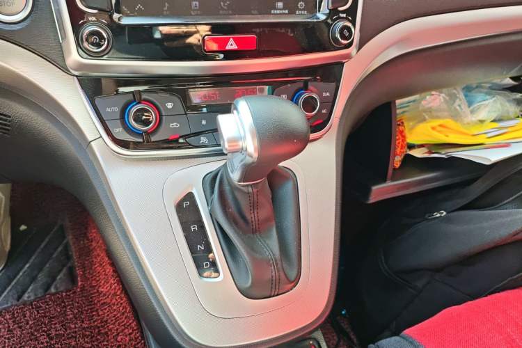 Used Haval M6 2019 1.5T DCT Two-Wheel Drive Elite Version China VI Standard Gear Lever