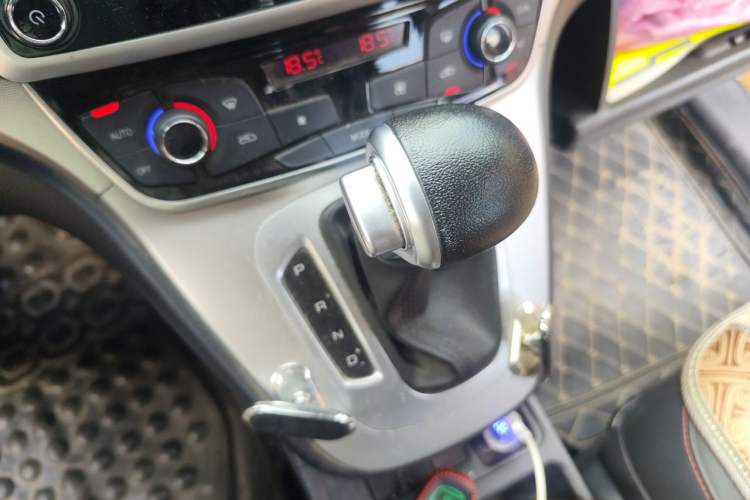Used Haval M6 2019 1.5T DCT Two-Wheel Drive Elite Version China VI Standard Gear Lever