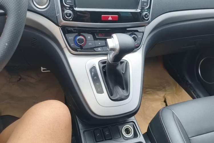 Used Haval M6 2019 1.5T DCT Two-Wheel Drive Elite Version China VI Standard Gear Lever