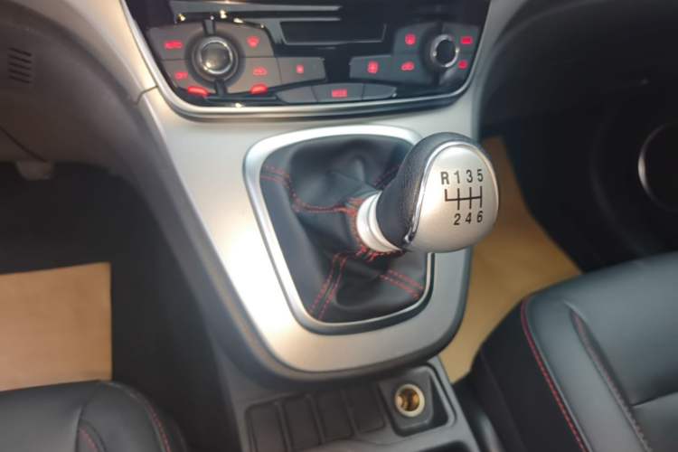 Used Haval M6 2019 1.5T Manual Two-Wheel Drive Elite Version China VI Standard Gear Lever