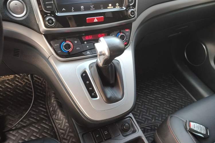 Used Haval M6 2019 1.5T DCT Two-Wheel Drive Elite Version China VI Standard Gear Lever