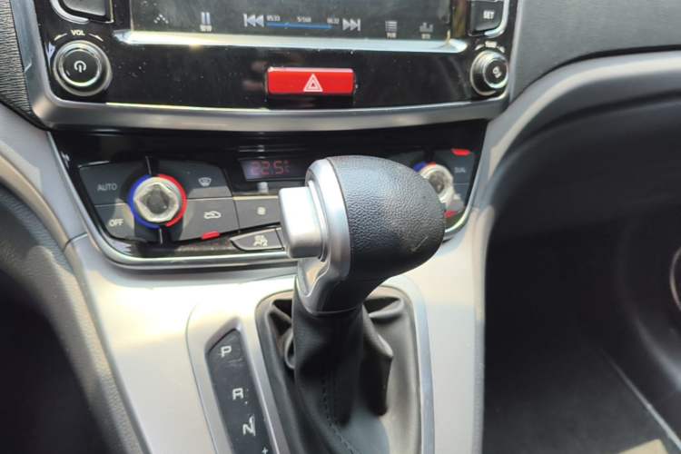 Used Haval M6 2019 1.5T DCT Two-Wheel Drive Elite Version China V Standard Gear Lever