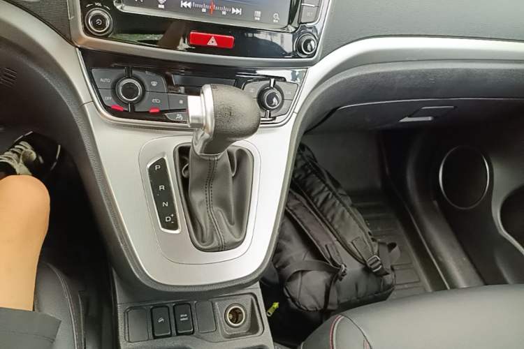 Used Haval M6 2019 1.5T DCT Two-Wheel Drive Elite Version China VI Standard Gear Lever