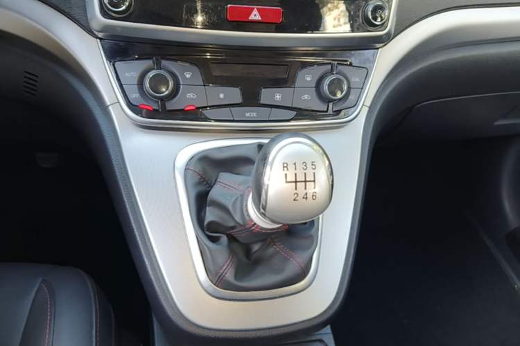 Used Haval M6 2019 1.5T Manual Two-Wheel Drive Elite Version China VI Standard Gear Lever