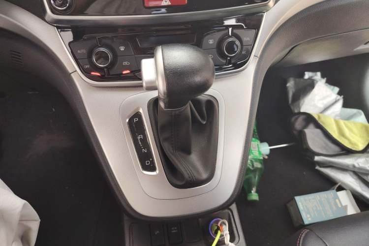 Used Haval M6 2019 1.5T DCT Two-Wheel Drive Elite Version China VI Standard Gear Lever