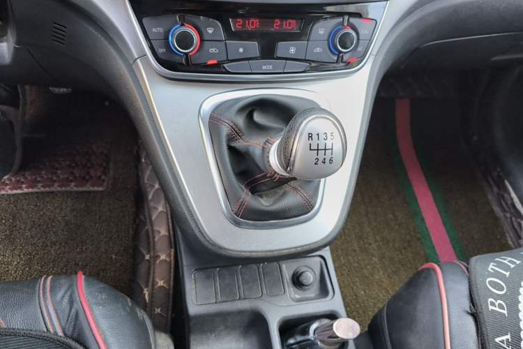Used Haval M6 2019 1.5T Manual Two-Wheel Drive Urban Version China VI Standard Gear Lever