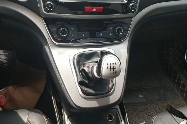 Used Haval M6 2019 1.5T Manual Two-Wheel Drive Elite Version China VI Standard Gear Lever