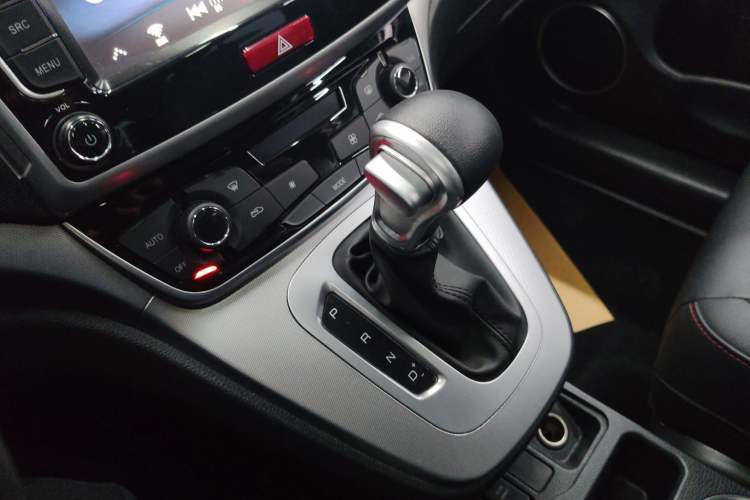 Used Haval M6 2019 1.5T DCT Two-Wheel Drive Elite Version China VI Standard Gear Lever