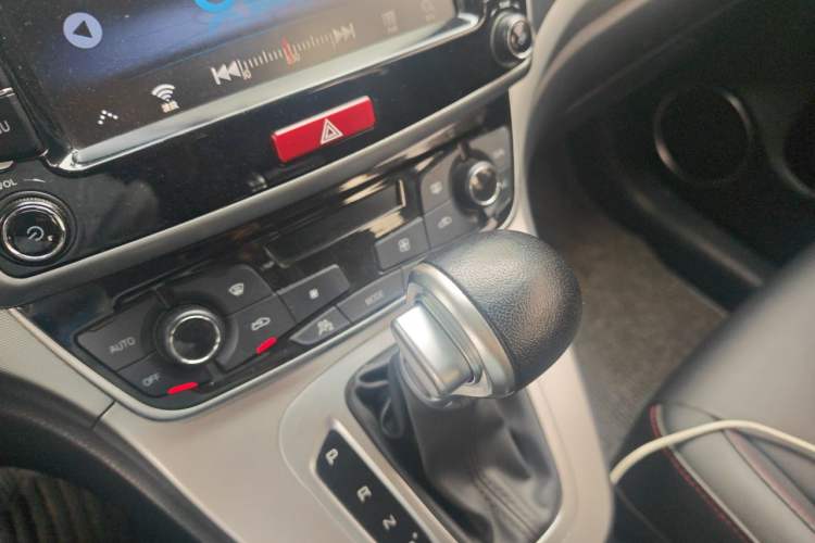 Used Haval M6 2019 1.5T DCT Two-Wheel Drive Elite Version China VI Standard Gear Lever