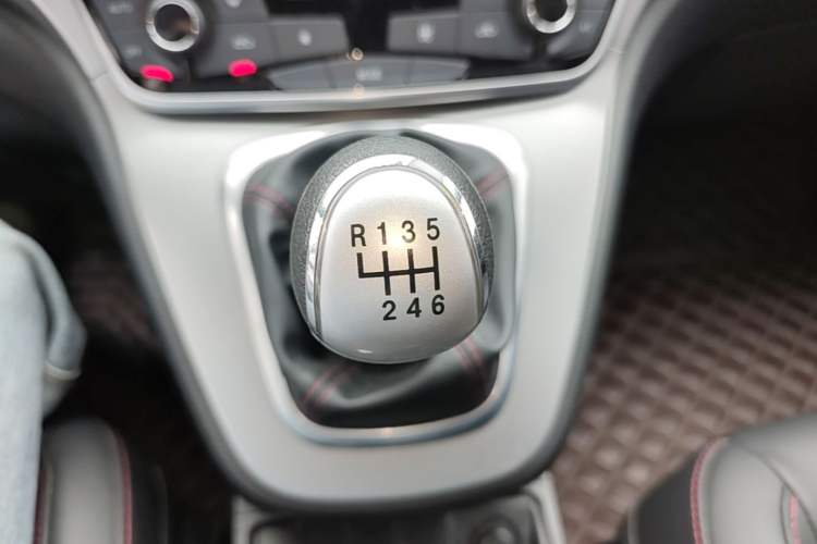 Used Haval M6 2019 1.5T Manual Two-Wheel Drive Elite Version China VI Standard Gear Lever
