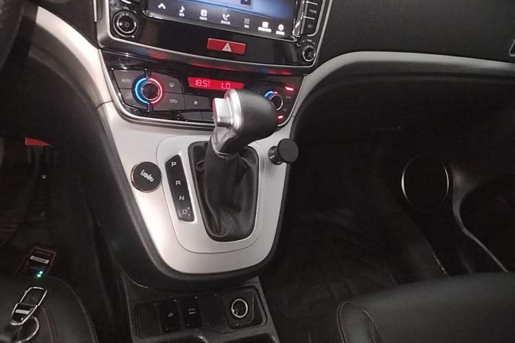 Used Haval M6 2019 1.5T DCT Two-Wheel Drive Value Edition China VI Standard Gear Lever