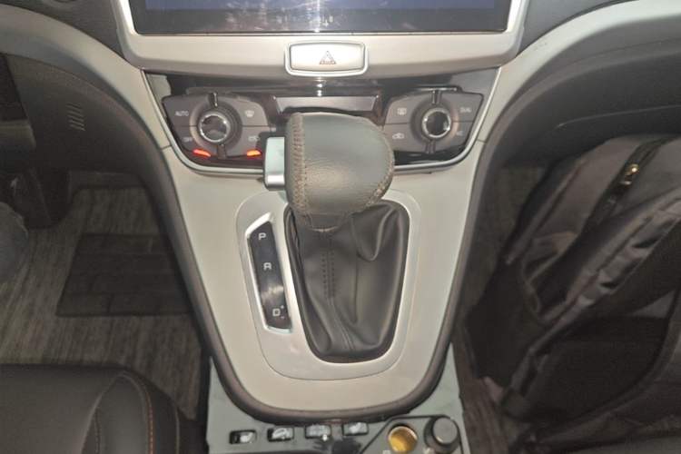 Used Haval M6 2019 1.5T DCT Two-Wheel Drive Value Edition China VI Standard Gear Lever